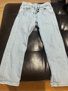 Women’s cropped 501 button up Levi’s light washed jeans 30x26